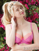 组图：南非超模莫顿内衣写真秀丰满身材