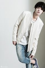 组图：韩星郑俊英拍写真 眼神犀利时尚帅气