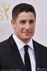 组图：贾森-马修-比格斯帅气亮相艾美红毯