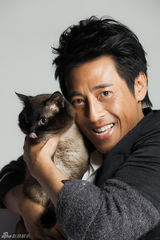 组图：吕颂贤与猫咪亲密互动 尽显男人温柔