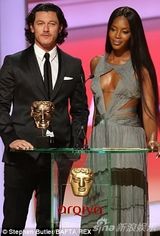 组图：黑珍珠赴英奥斯卡电视奖 中空长裙露美胸