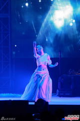 组图：萨顶顶纯白裙露腰 姿态多样展现柔软肢体