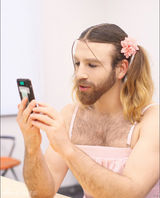 组图：“胡子小姐”代言日本游戏 口味重难直视