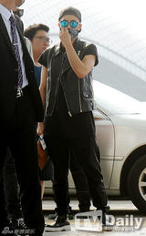 组图：SJ等人气男团亮相机场 拼时尚搭配