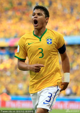 组图：足球宝贝还原性感路易斯安慰纯情小J罗