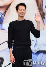 组图：孔孝真腿伤引注目 赵寅成温柔搀扶