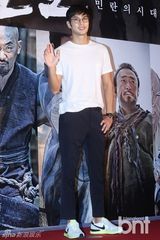 组图：韩星河智苑出席试映会 短裙露粗腿