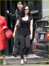 组图:蒂塔-万提斯简约黑装 豪乳细腰身材曼妙