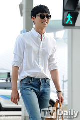 组图：韩星朴瑞俊穿白衬衣牛仔裤变森男