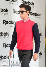 组图：BigBang成员TOP出席活动 俊朗时尚