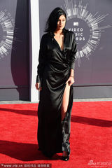 组图：凯莉-詹娜亮相穿黑色缎面开叉裙秀美腿