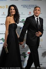 组图：乔治-克鲁尼携娇妻现身晚宴 紧搂蛮腰满面春风