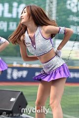 组图：韩星JUNIEL任开球嘉宾 啦啦队性感走光