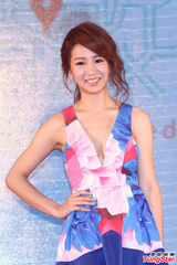 组图：郭书瑶深V低胸亮相 大秀好身材