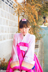 组图：金莎韩服写真气质迷人 创作才女面露娇嗔