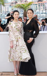 组图：《归来》主创亮相 巩俐拥抱张艺谋女儿