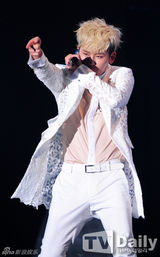 组图：INFINITE新专辑发售Showcase 展华丽群舞