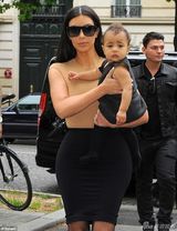 组图:金-卡戴珊街头抱娃似主妇 紧身裙勾勒丰臀