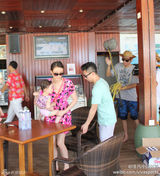 组图：李小璐与奥莉妈妈比基尼斗艳 两宝贝合体