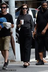 组图：海瑟薇街头拍电影 复古黑衣手拿咖啡淡定