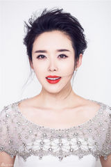 组图：颜丹晨复古造型清新红唇演绎氧气女神