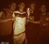 组图：蕾哈娜与德国队狂欢 小猪与王子左右献吻