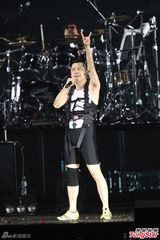 组图：多变哈林(庾澄庆)唱金曲 登小巨蛋万人同欢