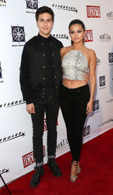 组图：赛琳娜露脐装亮相首映 妆容狂野显剽悍