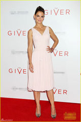 组图：斯威夫特红裙美艳 前汤嫂变身希腊女神