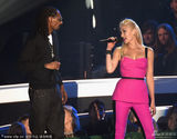 组图：辣妈史蒂芬妮登台与黑人歌手嗨唱频卖萌