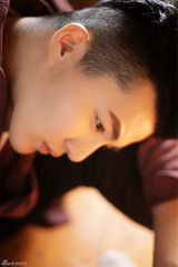 组图：郑斯仁文艺写真曝光 气质温润复古忧郁