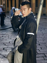 组图：郑恺拍摄时尚大片 魅力绅士玩味光影古城