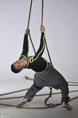 组图：贺刚型男时尚大片 秀肌肉释放荷尔蒙魅力