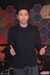 组图：欧弟否认先有喜后婚 登记随意像谈公事