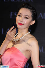 组图：白歆惠掀裙秀美腿险露臀 力撑吴佩慈幸福