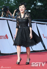 组图：金香气黑色蕾丝短裙亮相 配头花灵动可爱