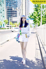 组图：景甜棒球衫秀美腿 本色出镜青春爆棚