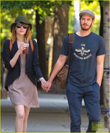 组图：艾玛斯通和加菲尔德十指紧扣甜蜜外出