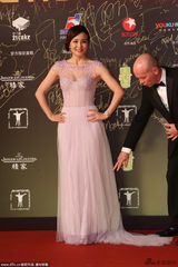 组图：陶红携男伴亮相 粉色蕾丝礼服摩登高雅