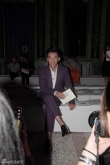 组图：郑恺激战男装周 时尚绅士百变不同