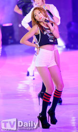 组图：BoA与EXO-K劲歌热舞助阵MCD十周年