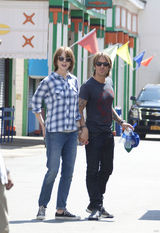 组图：妮可-基德曼与丈夫热吻 同款发型恩爱