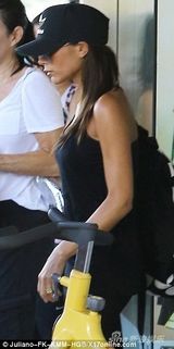 组图：贝嫂跪地挑战冰桶 被老公儿子浇成落汤鸡