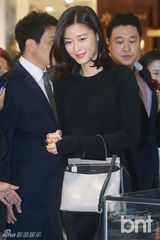 组图：全智贤剪短发 高冷女神一秒变俏皮