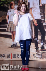 组图：金赛纶出席发布会 一袭白衣小清新