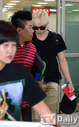 组图：韩团2PM俊昊返韩 戴墨镜低头走路