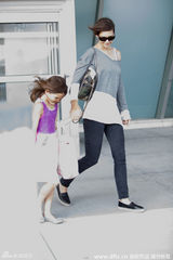 组图：前汤嫂大秀香肩 小苏瑞埋头疾走花裙飘飘