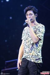 组图：炎亚纶演出人气爆棚 自曝好身材下次再秀