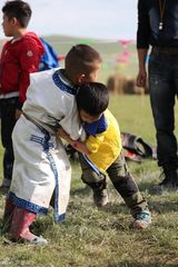 组图：《爸爸2》萌娃玩摔跤 互相过招不手软