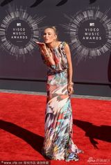 组图：超模娜塔莉-加尔美裙亮相 妩媚献飞吻